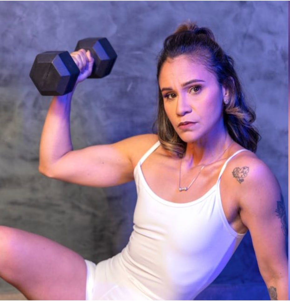 Professora Leandra Almeida Santos com halter