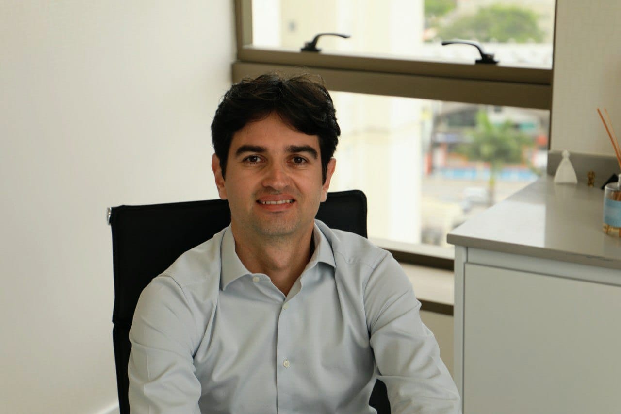 Dr. Rogério Simões Miranda em seu consultório